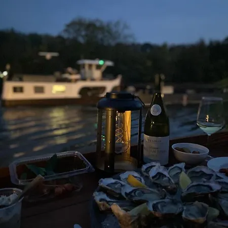 Hotel Sur La Peniche Santa Julia A Chantilly Insolys Saint-Leu-dʼEsserent