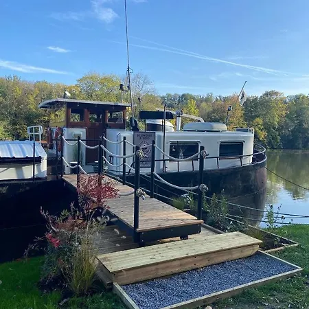 Hotel Sur La Peniche Santa Julia A Chantilly Insolys