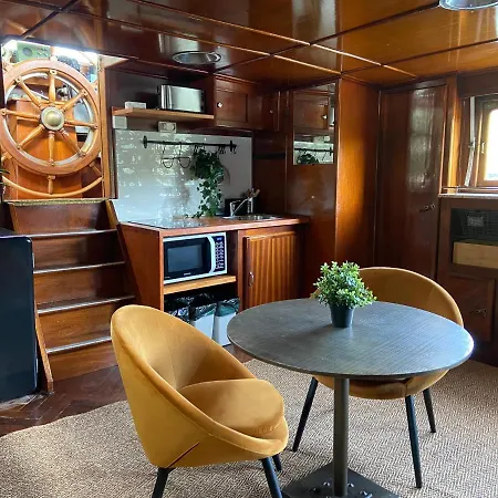 Sur La Peniche Santa Julia A Chantilly Insolys *