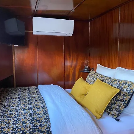 Hotel Sur La Peniche Santa Julia A Chantilly Insolys Saint-Leu-dʼEsserent