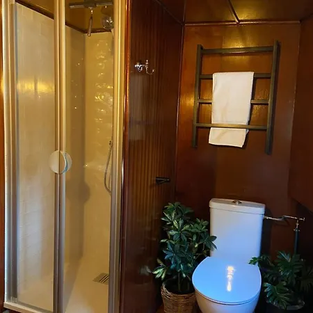 Sur La Peniche Santa Julia A Chantilly Insolys