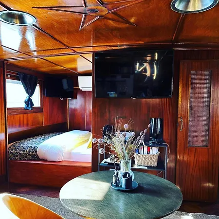 Sur La Peniche Santa Julia A Chantilly Insolys * Saint-Leu-dʼEsserent