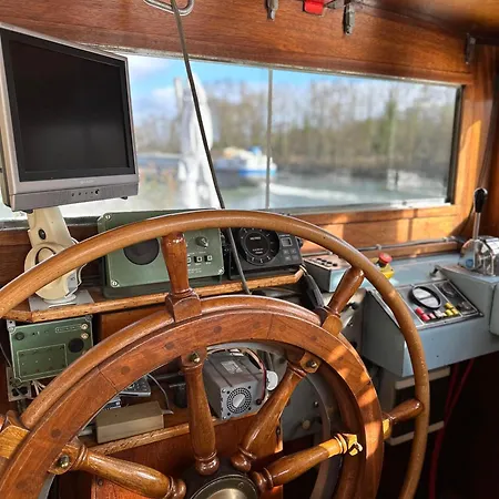 Hotel Sur La Peniche Santa Julia A Chantilly Insolys