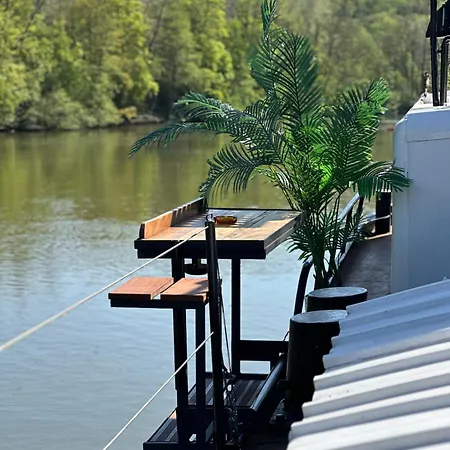 Sur La Peniche Santa Julia A Chantilly Insolys Saint-Leu-dʼEsserent