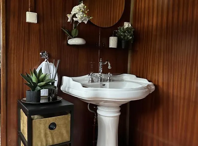 Hotel Sur La Peniche Santa Julia A Chantilly Insolys