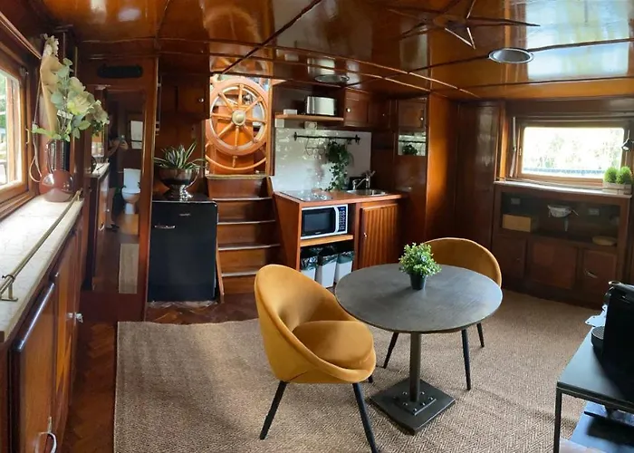 Sur La Peniche Santa Julia A Chantilly Insolys *