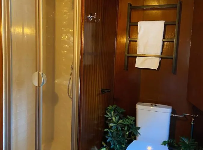 Sur La Peniche Santa Julia A Chantilly Insolys