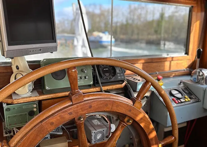 Hotel Sur La Peniche Santa Julia A Chantilly Insolys